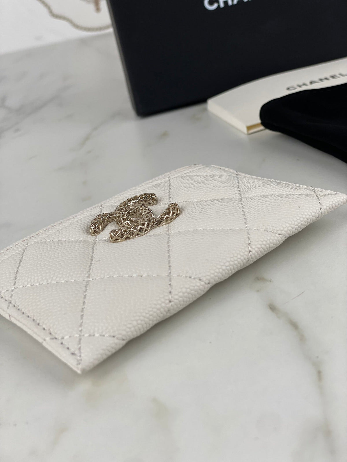 CHANEL CARD HOLDER 19.5 WHITE GRAINED CALFSKIN GOLD ICON