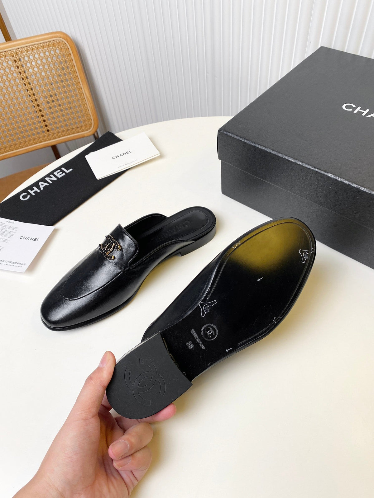 CHANEL FLAT MULE IN BLACK LAMBSKIN 983818