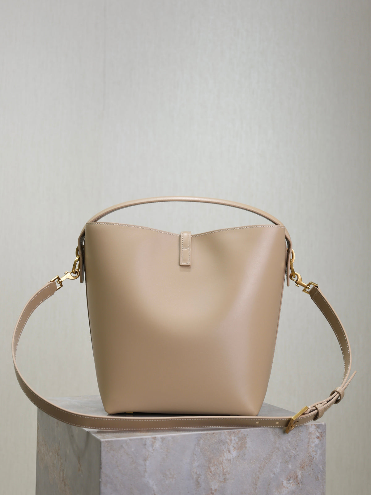 YSL 25S LE 5 À 7 BUCKET 26 IN NUDE CALFSKIN GOLD HARDWRE