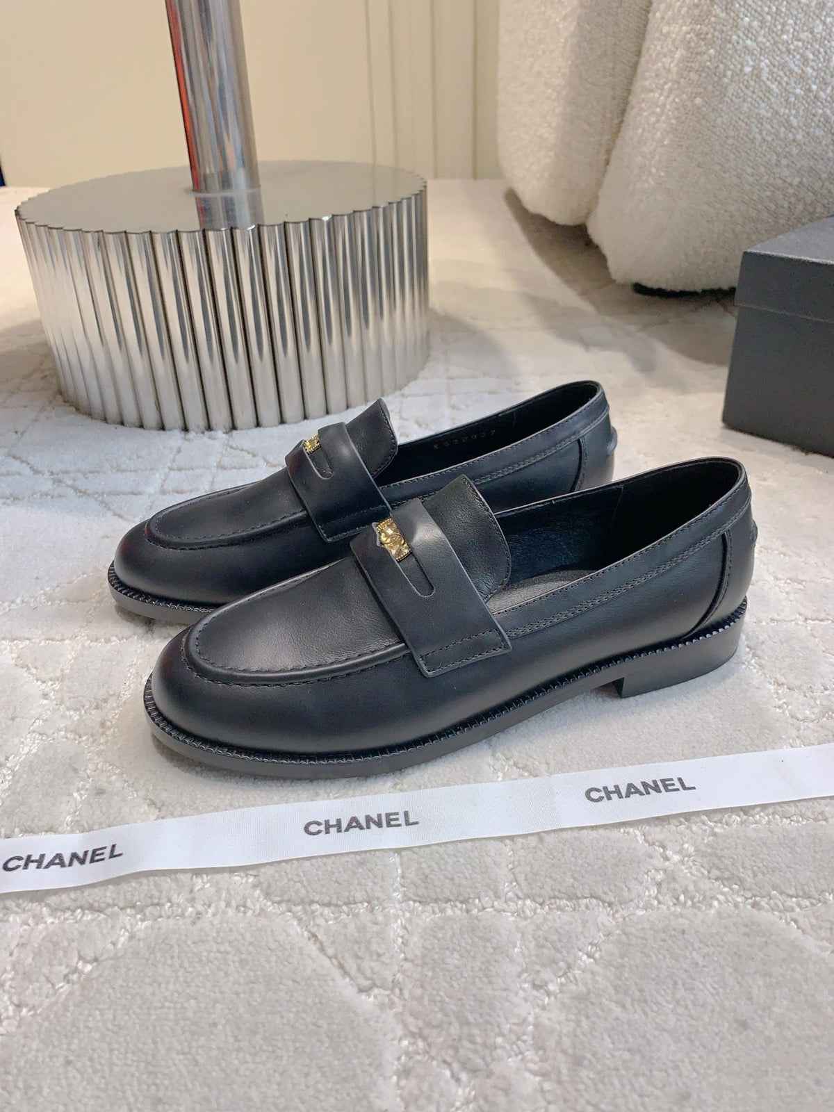 CHANEL 25S MOASINS IN BLACK CALFSKIN GOLD HARDWARE