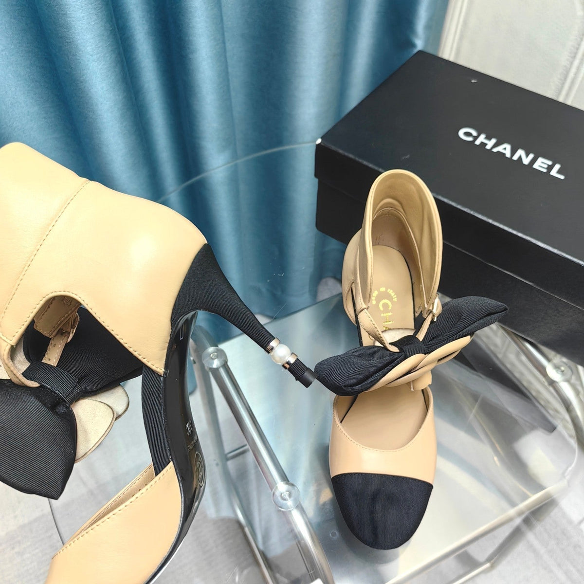CHANEL HIGH HEELS IN DARK CREAM MIX BLACK SHEEPSKIN WITH FLOWER