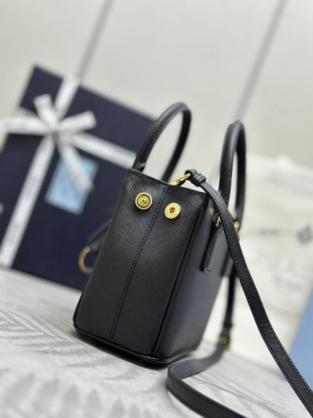 PRADA 25S GALLERIA MEDIUM BAG 20 IN BLACK CALFSKIN GOLD HARDWARE